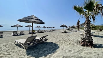 Sulla spiaggia, lettini da mare, ombrelloni, snorkeling