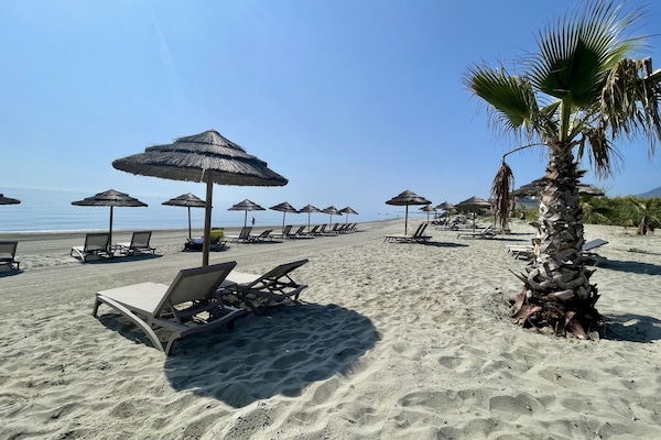 En la playa, camastros, sombrillas y snorkel