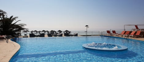 Piscine extérieure, parasols de plage, chaises longues