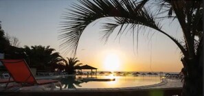 室外游泳池，池畔遮阳伞，日光浴躺椅