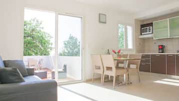 Un appartement moderne comprenant un salon, un coin repas et une cuisine.