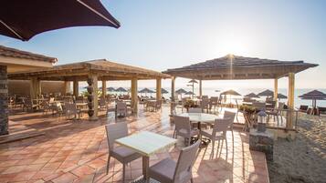 Déjeuner et dßner servis sur place, vue sur la plage