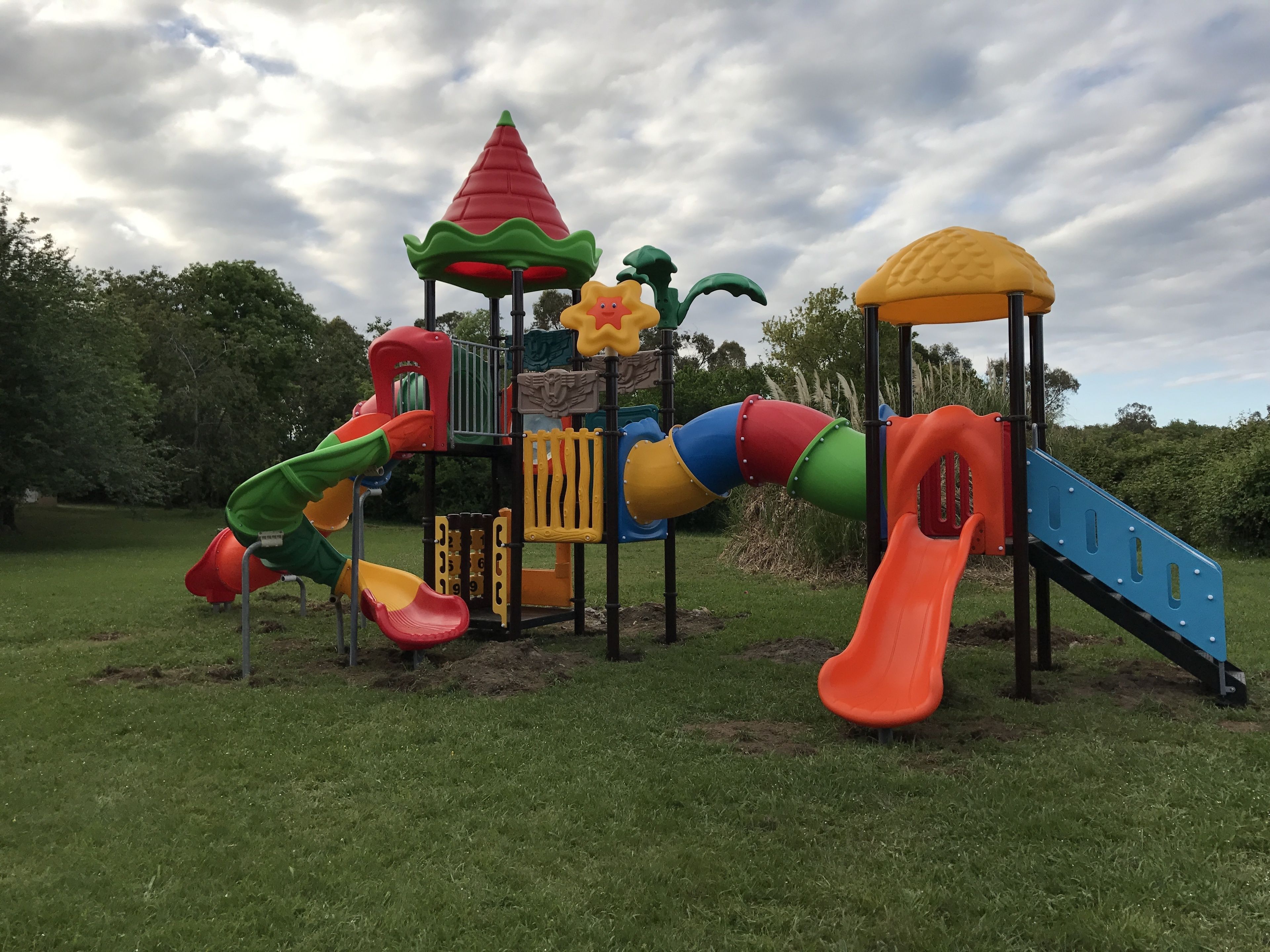 Un parque infantil con toboganes y estructuras para escalar.