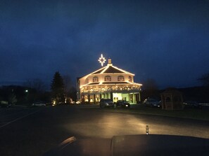 Property grounds - Inn at Amish Door (Wilmot)