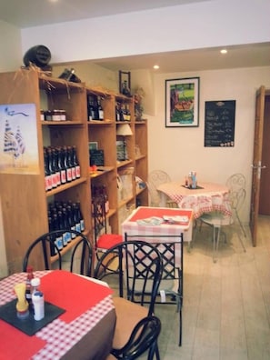 Desayuno continental (EUR 7.50 por persona)