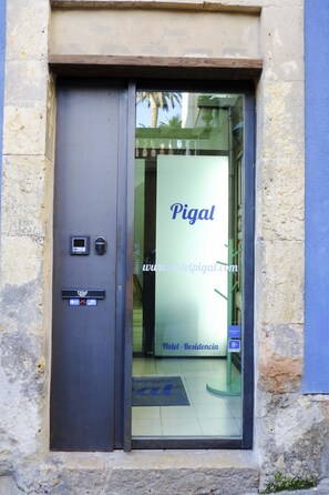 Property entrance - Hotel Pigal (Tarragona)
