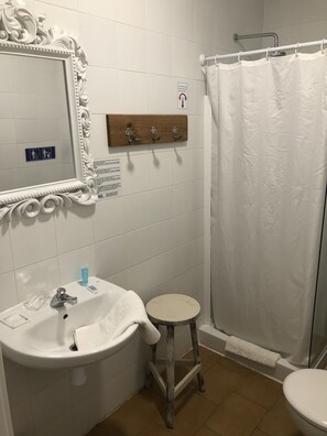 Double Room with Bunk bed and External Private Bathroom | Bathroom | Shower, designer toiletries, hair dryer, towels - Hotel Pigal (Tarragona)