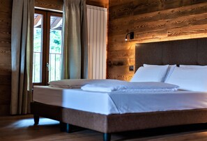 Leilighet – design, 1 soverom | Allergitestet sengetøy, dundyner og safe på rommet