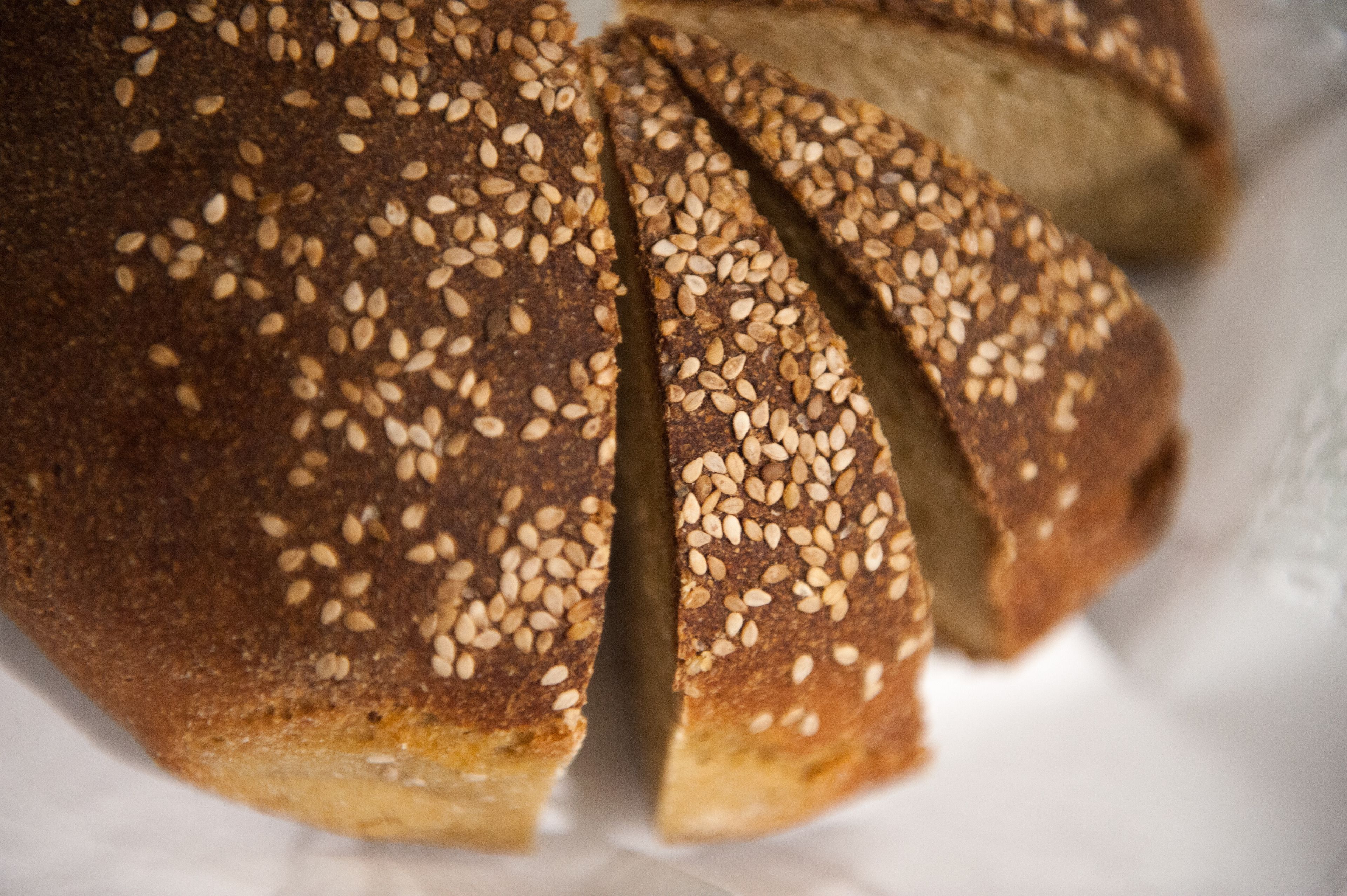 Una barra de pan con semillas de sésamo.