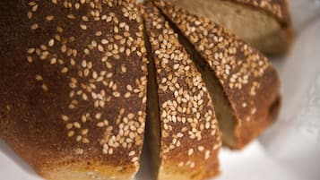Una barra de pan con semillas de sésamo.