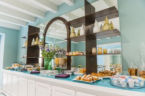 Desayuno buffet (EUR 13 por persona)
