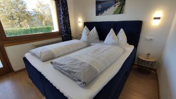 Standard-Doppelzimmer, eingeschränkter Seeblick | Kostenloses WLAN, Bettwäsche