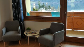Quarto quádruplo standard, 2 quartos, para não fumantes, vista para o lago | Wi-Fi de cortesia, roupa de cama