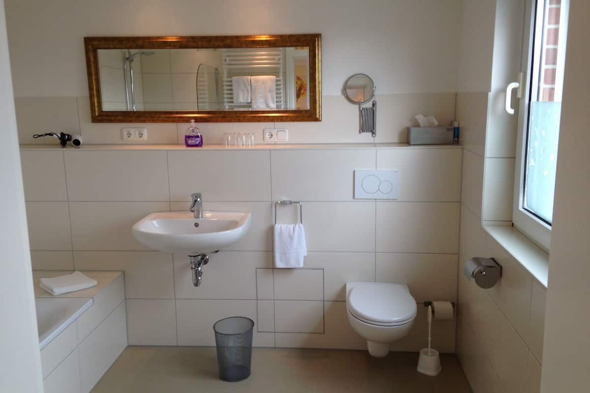 free toiletries, towels