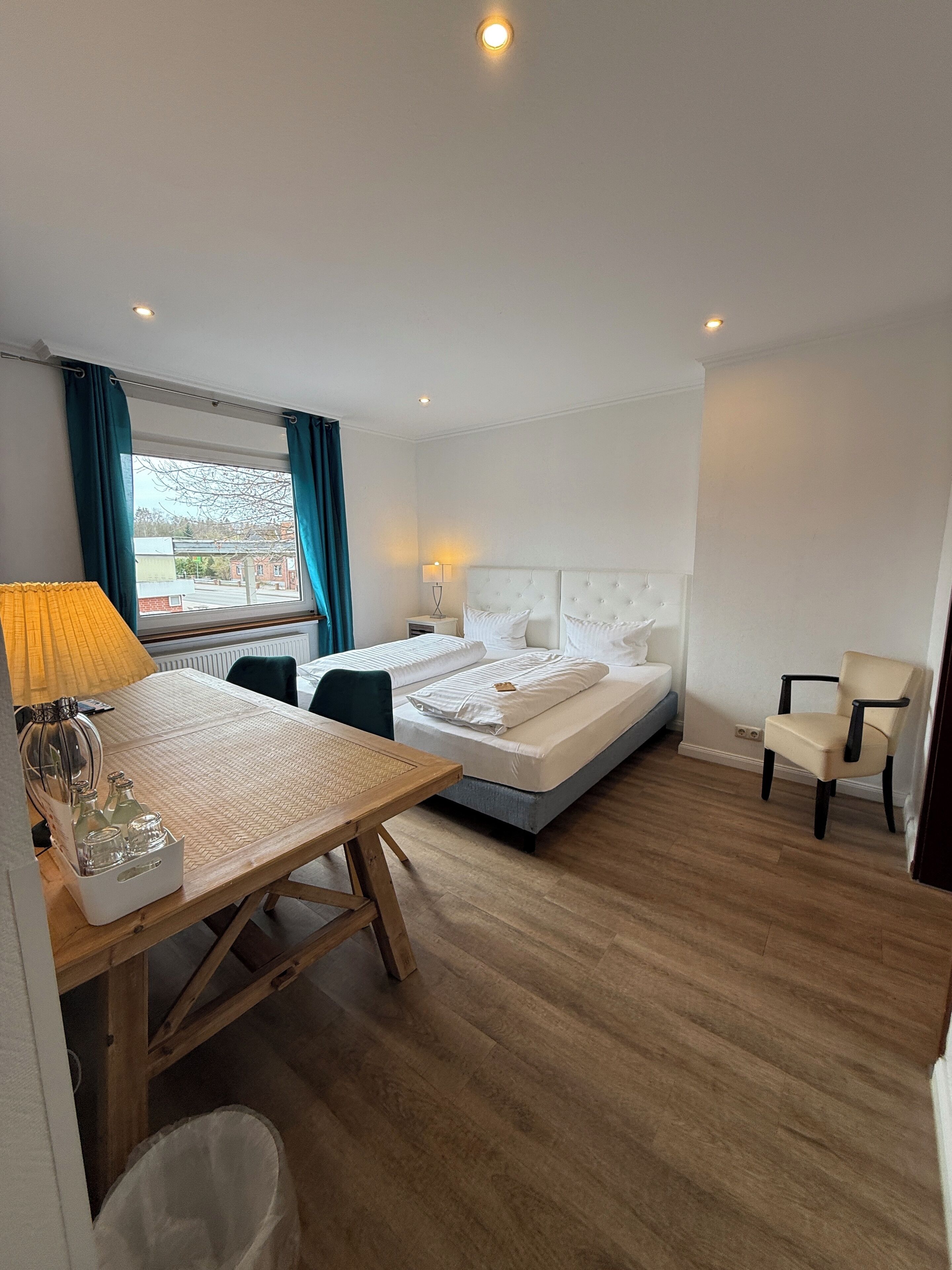 セーフティボックス (室内)、デスク、ベビーベッド、WiFi (無料)