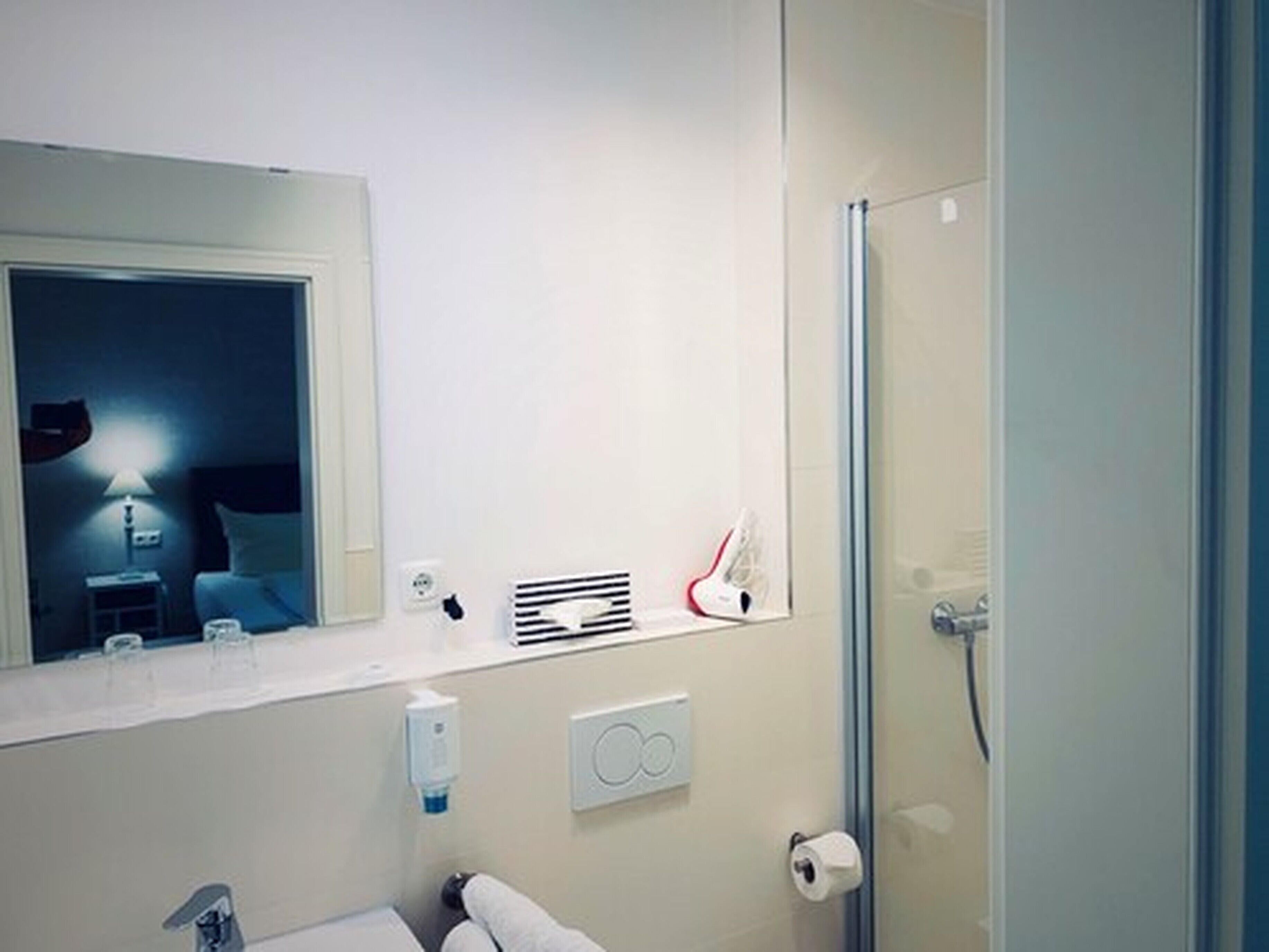 free toiletries, towels