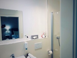 Artículos de higiene personal gratuitos y toallas