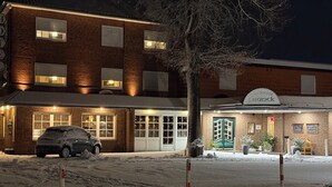 A brick building with a sign that reads 'Hotel Franklin.' - Landhotel Franck (Brietlingen)