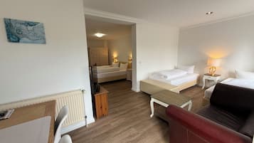 Zimmersafe, Schreibtisch, kostenloses WLAN, Bettwäsche