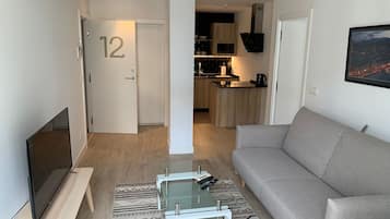 Habitación doble superior con salón y balcón | Sala de estar | Una televisión de pantalla plana