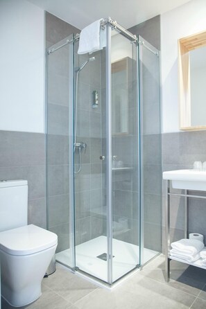 Regadera, amenidades de baño gratuitas, secadora de cabello, toallas