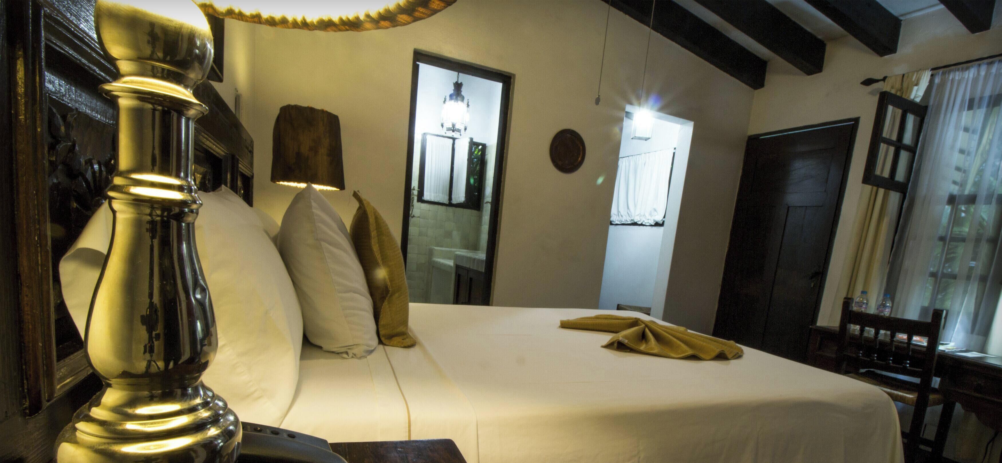 Escritorio y tabla de planchar con plancha