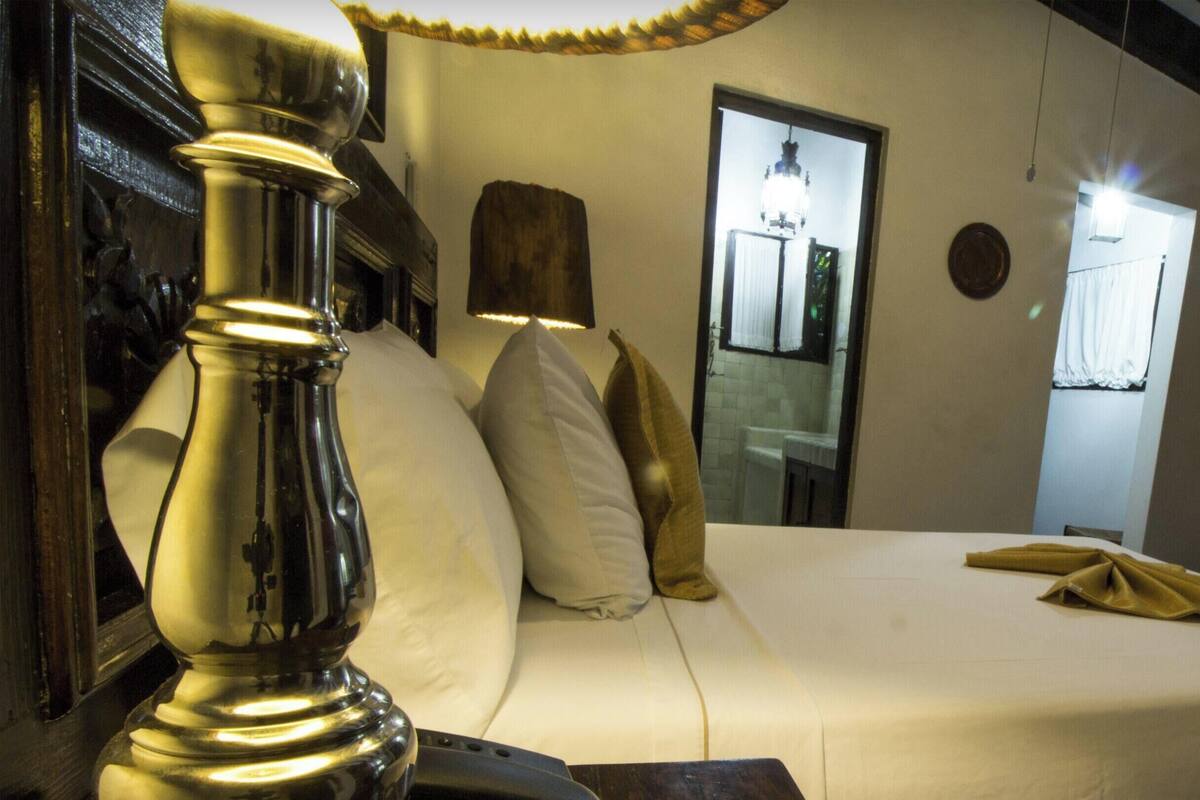 Escritorio y tabla de planchar con plancha