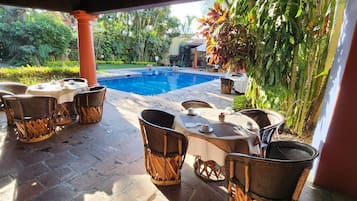 Piscine extérieure, parasols de plage, chaises longues