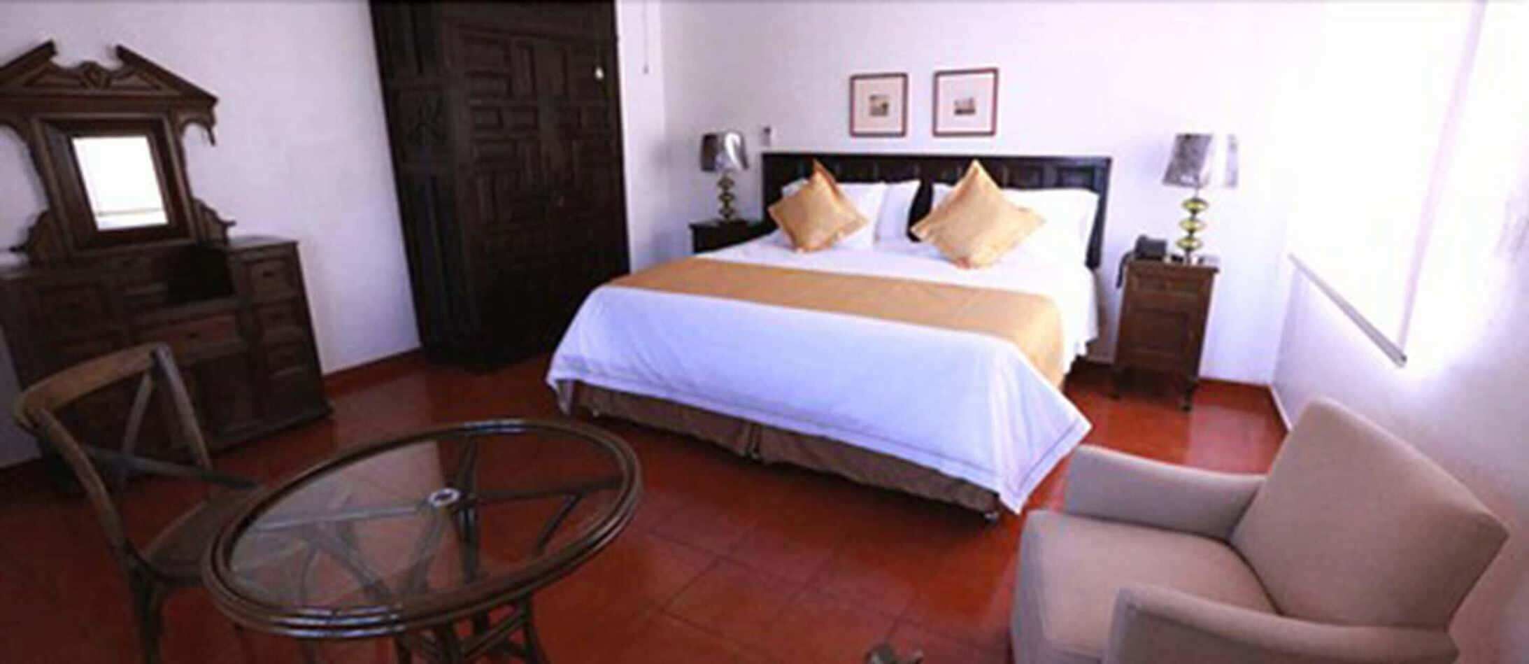 Escritorio y tabla de planchar con plancha