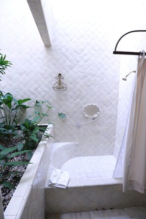 Master Suite | Banheiro | Chuveiro, produtos de toalete grátis