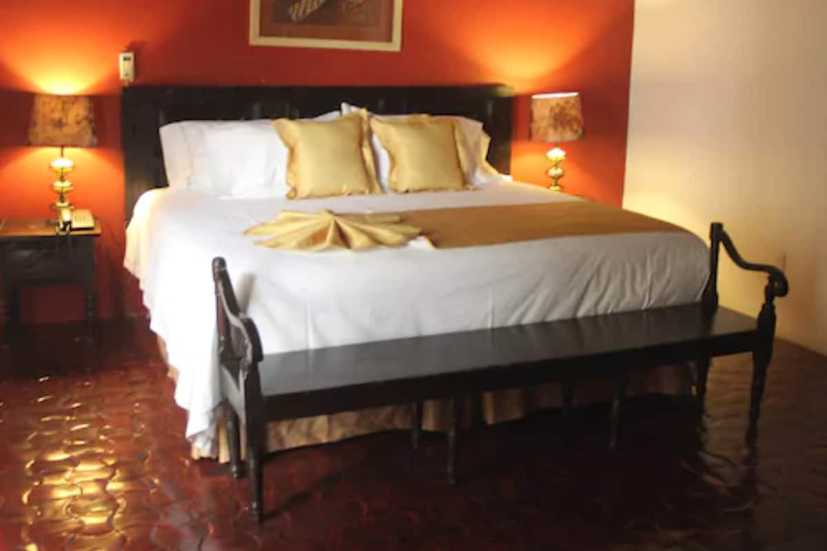 Master Suite | 書桌、熨斗/熨衣板