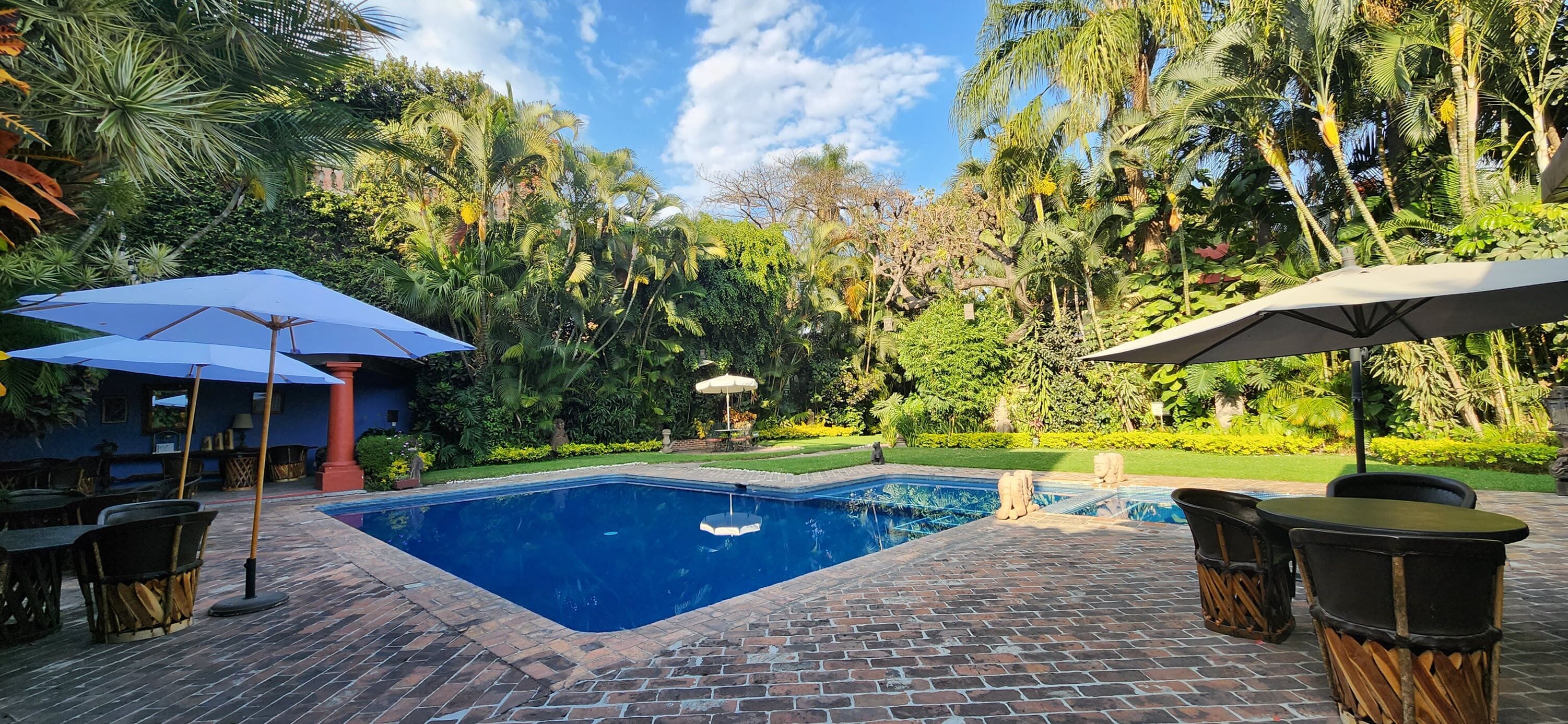 Ulkouima-allas avoinna 10.00–21.00, aurinkovarjoja, aurinkotuoleja