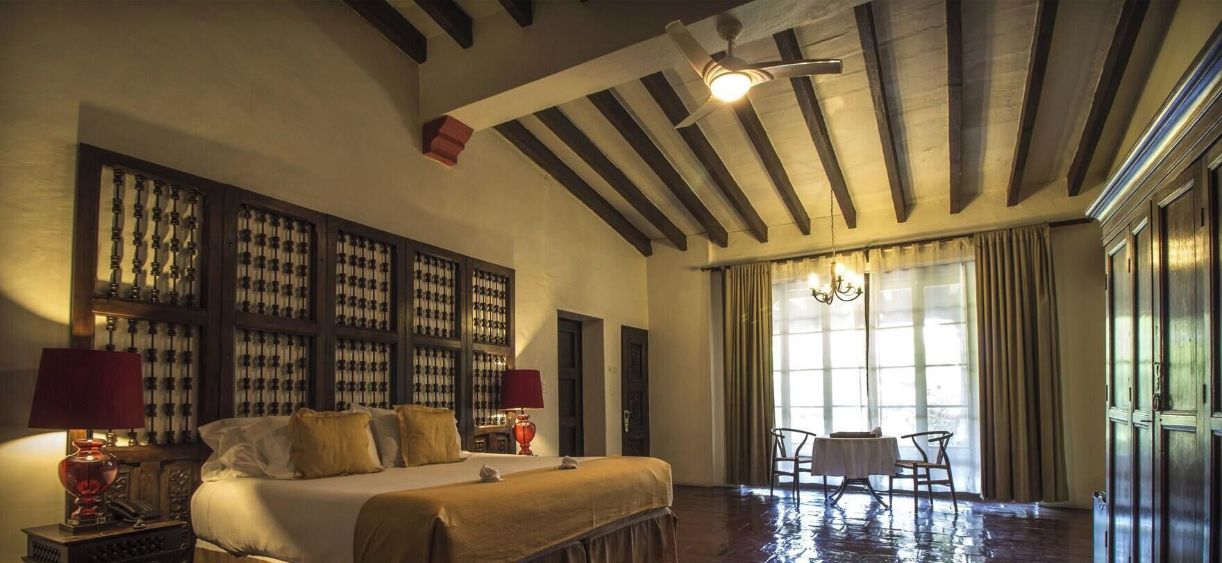 Escritorio y tabla de planchar con plancha