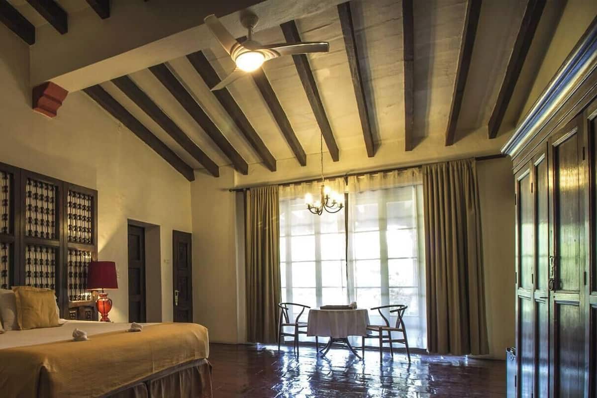 Escritorio y tabla de planchar con plancha