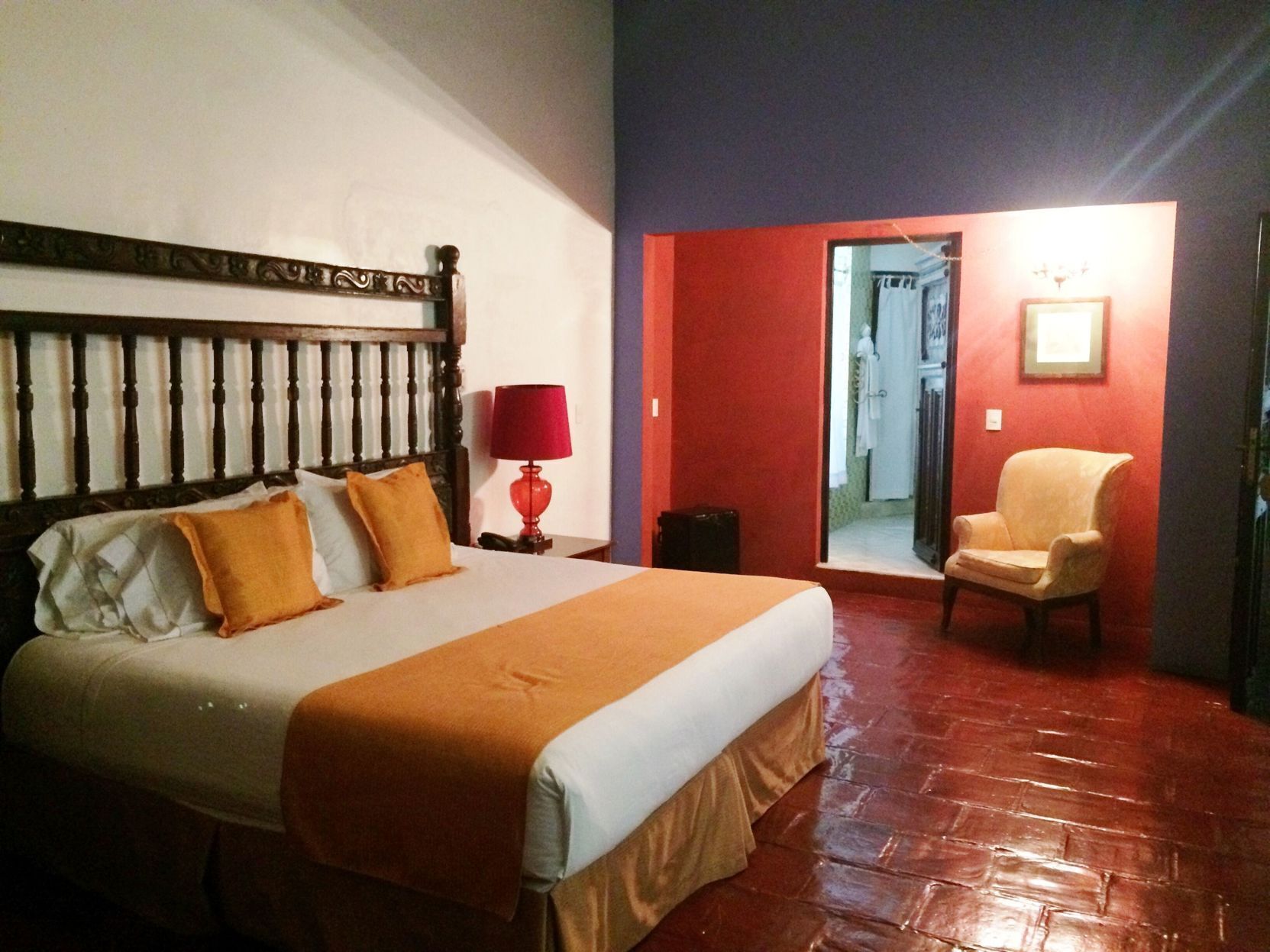 Escritorio y tabla de planchar con plancha