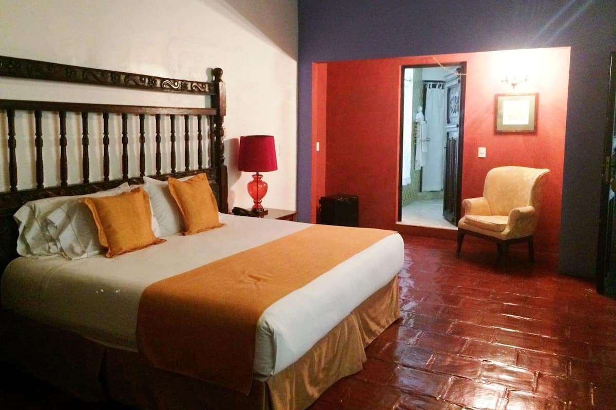 Escritorio y tabla de planchar con plancha