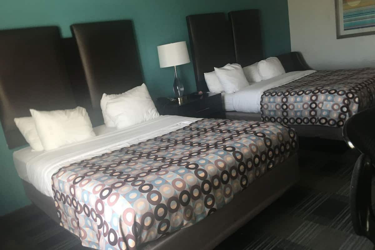 خزنة داخل الغرفة ومكتب ومساحة عمل للكمبيوتر المحمول وستائر تعتيم