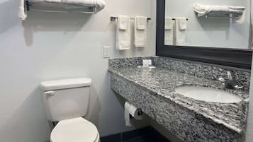 Ducha y bañera combinadas y artículos de higiene personal gratuitos