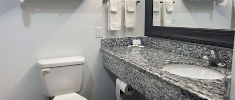 Ensemble douche/baignoire, articles de toilette gratuits, sĂšche-cheveux