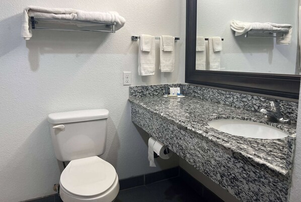 Combined shower/tub, free toiletries, hair dryer, towels