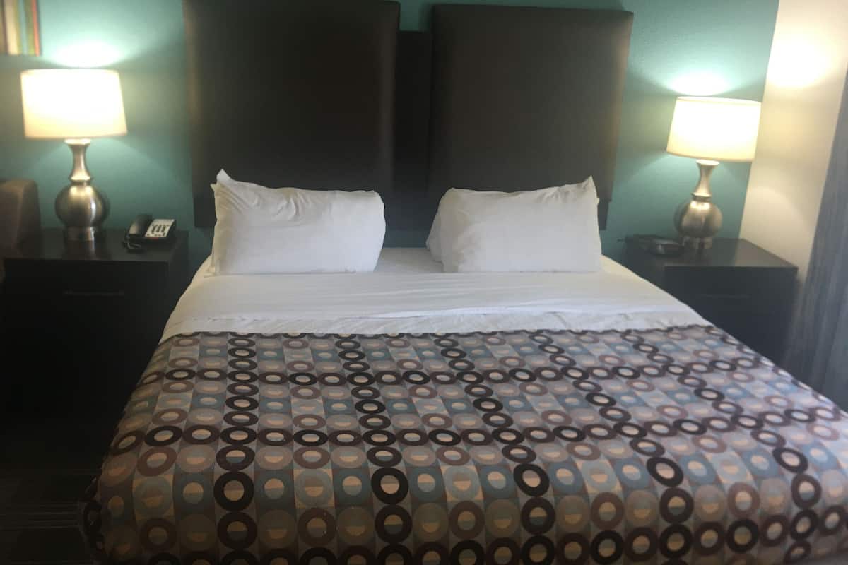 خزنة داخل الغرفة ومكتب ومساحة عمل للكمبيوتر المحمول وستائر تعتيم