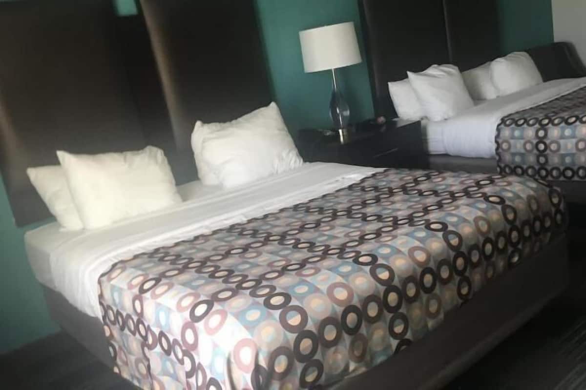 خزنة داخل الغرفة ومكتب ومساحة عمل للكمبيوتر المحمول وستائر تعتيم