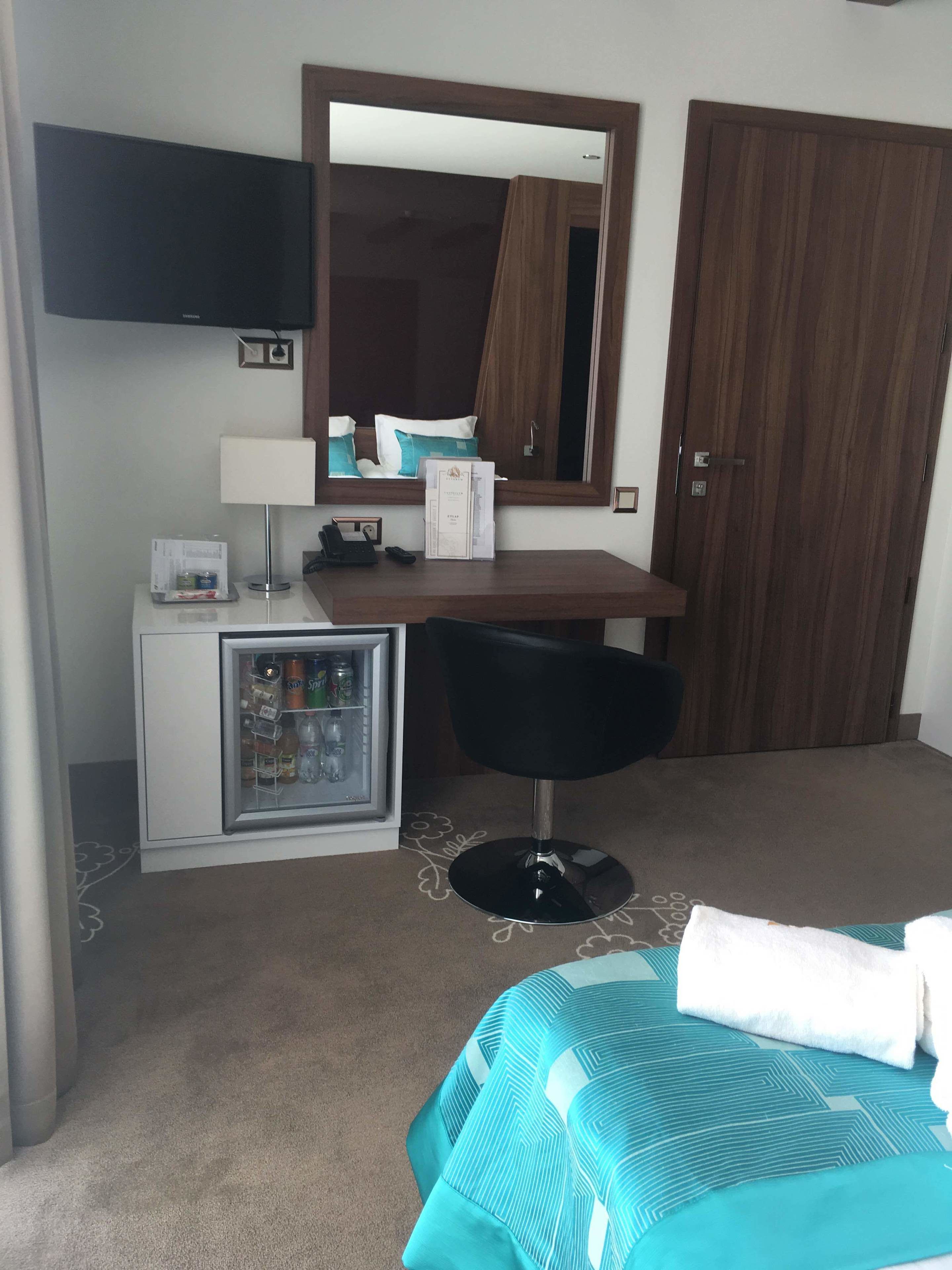 single room | premium bedding, minibar, in-room safe, desk