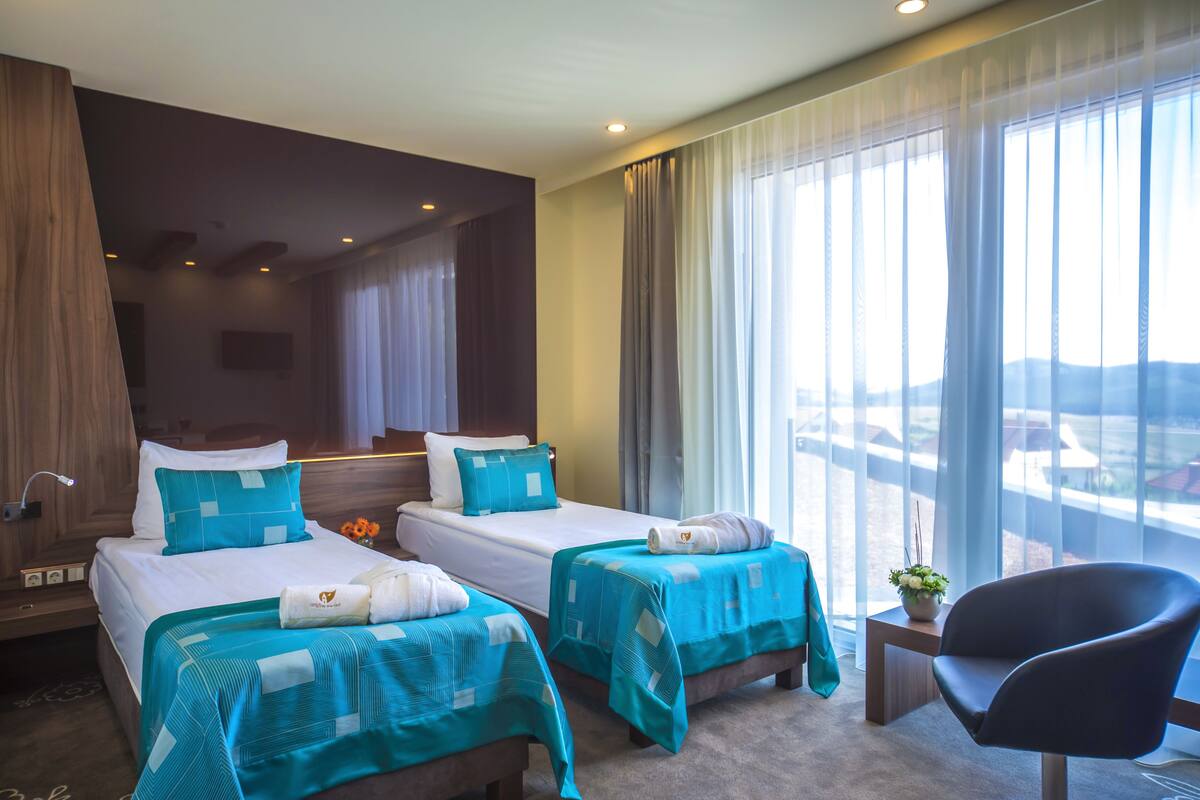 Standard Room, 2 Katil Bujang (Single) | Peralatan tempat tidur premium, bar mini, peti besi dalam bilik, meja