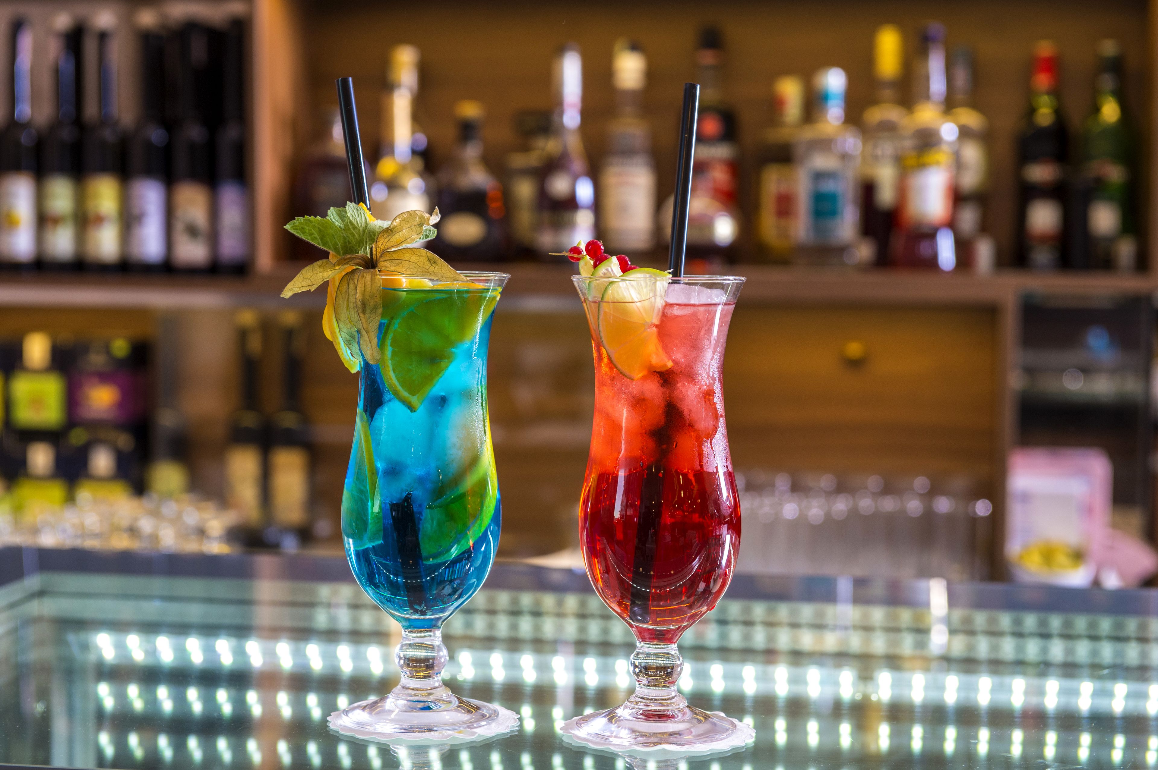 2 bars/lounges, sports bar