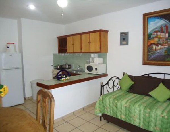 Superior Suite | Private kitchen | Fridge, microwave, oven, stovetop - Hotel El Sombrero Suites (Mazatlán)