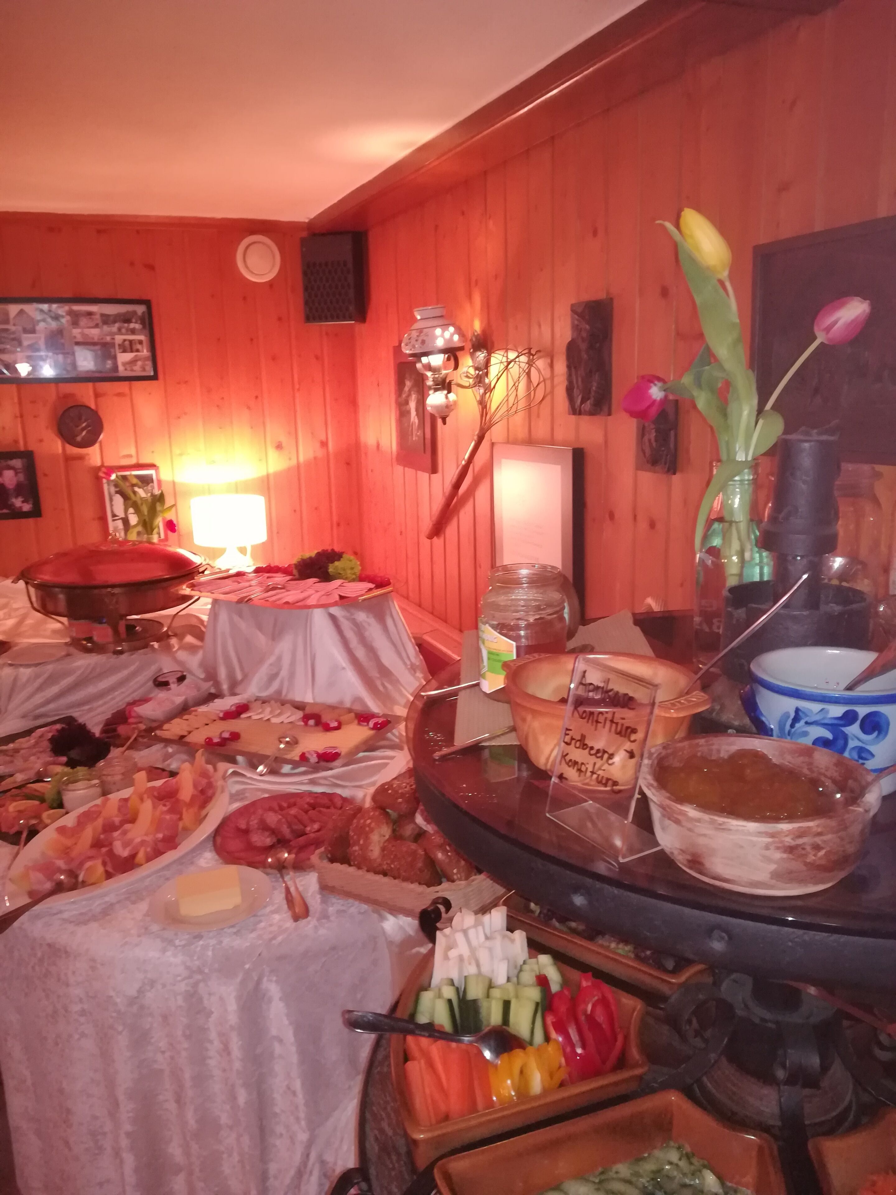 Uma mesa de buffet com diversos alimentos e um aviso indicando 'Entradas, Sobremesas e Café'.