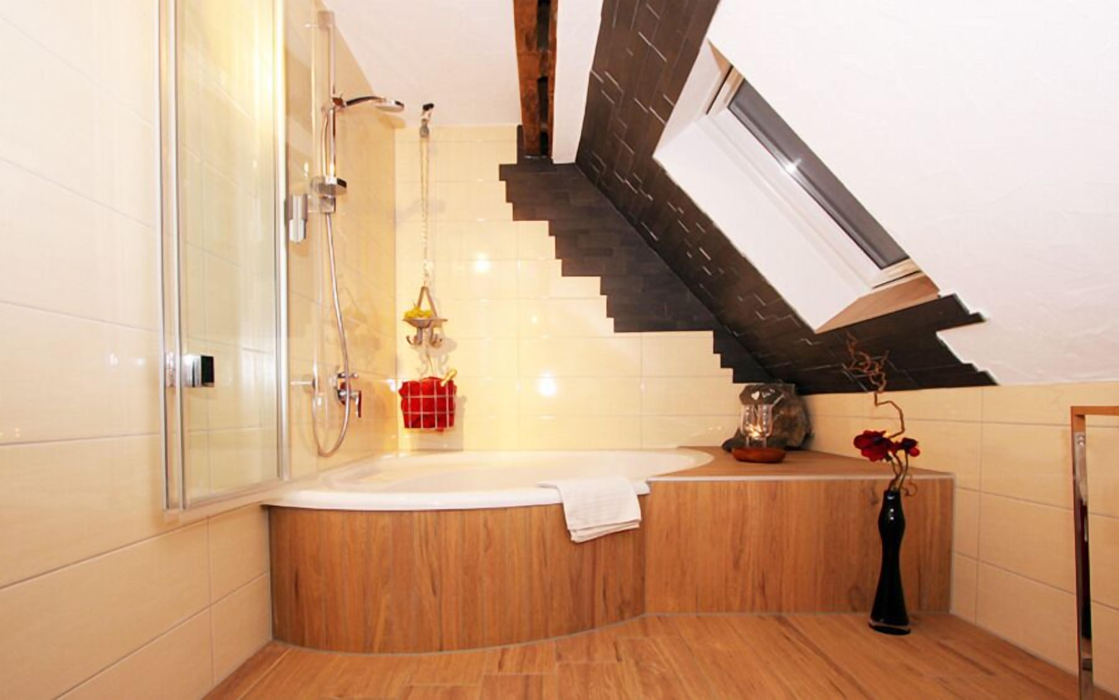 Spring water bathtub, free toiletries, towels