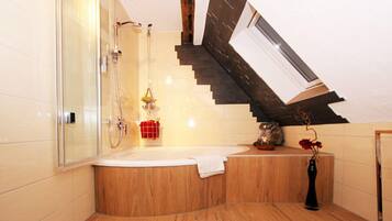 Spring water bathtub, free toiletries, towels
