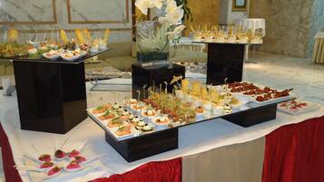 2 restaurantes; se sirve desayuno, almuerzo y cena; cocina internacional